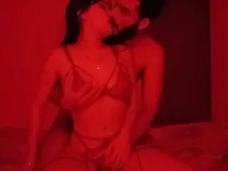 Geiles Pärchen treibt es wild vor der Kamera