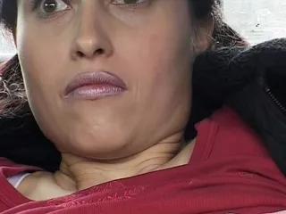 Junge Anhalterin zeigt ihre Titten und Pussy in der Öffentlichkeit