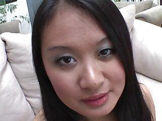 Geile Brünette will einen dicken Schwanz tief in sich spüren