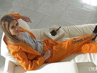 Tätowierte Latina wird von ihrem Sugar Daddy gefickt