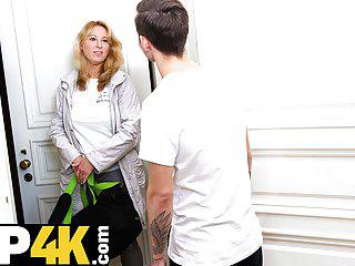 Reife Blondine wird unter der Dusche flachgelegt