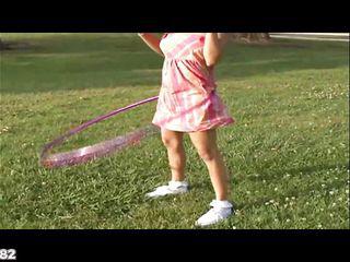 Heiße Teenagerin spielt im Park mit Männern und bekommt eine Ladung Sperma