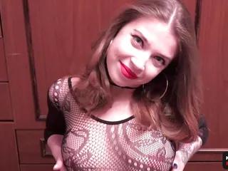 Amateurin Lana gibt Blowjob mit junger Russin