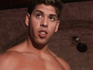 Teen beim anal Gangbang mit schwarzen und weißen Schwänzen