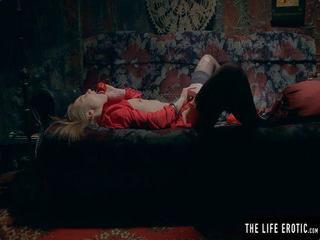 Mädchen bekommt versauten Nervenkitzel vom verdammten bis zum schmutzigen Telefonanruf