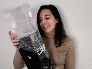 Heisse junge Britin masturbiert mit einem Dildo