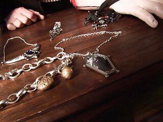 Vollbusige Latex Frau bläst und fickt zwei Typen