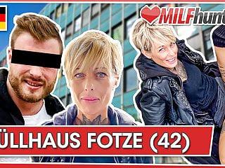 Deutsche Milf gibt einem Fremden einen Blowjob im Auto