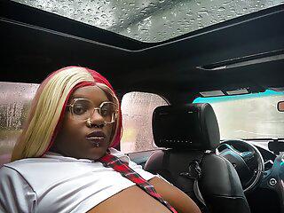 Perverse Ebony Göre masturbiert im Auto und spritzt ab