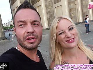 Deutsches Teen zieht sich aus und wird in der Öffentlichkeit gefickt