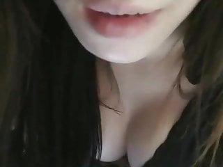 Die eingeölte Chinesin macht es sich im Hotelzimmer selber - ein Video mit der tätowierten dickbusigen Asia